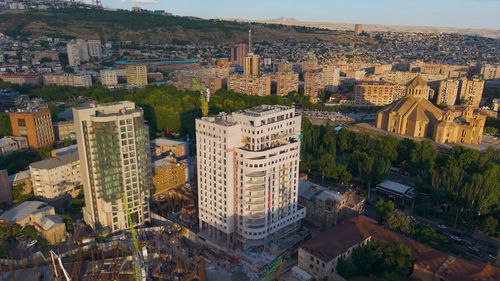 Квартал со стройкой на закате, вид с дрона, кадр из того же ролика