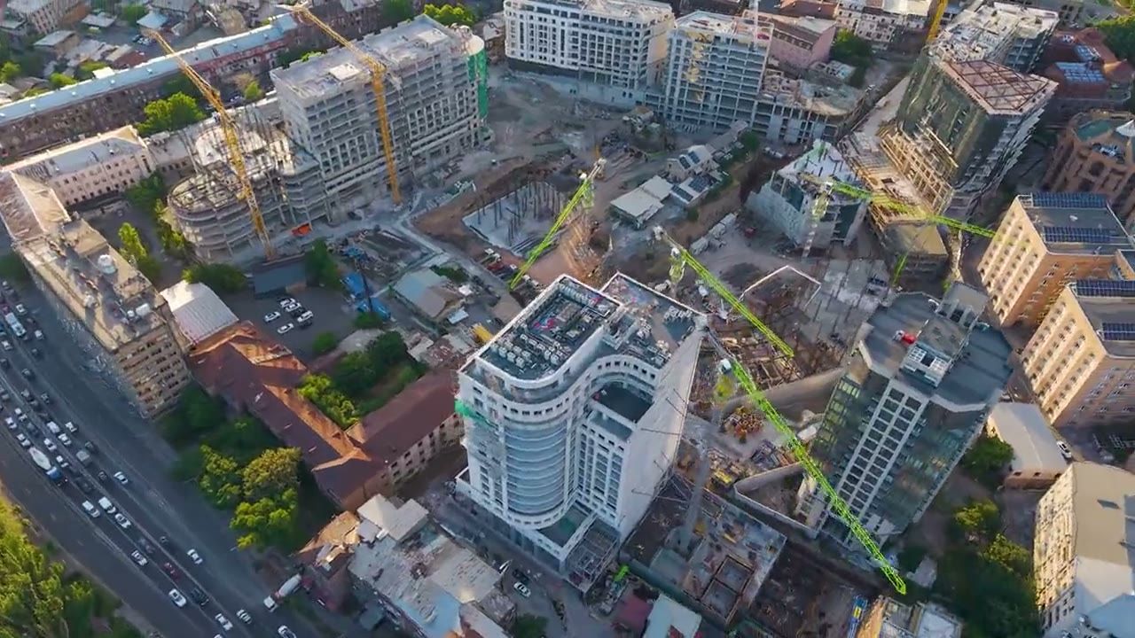 репортаж с праздника крыши лотов 10 и 11: гости, речи, интервью трёх спикеров на армянском (титры на армянском), кадры с дрона. Карена (Artcompany) в интервью нет; в толпе полной гарантии нет · 4:33