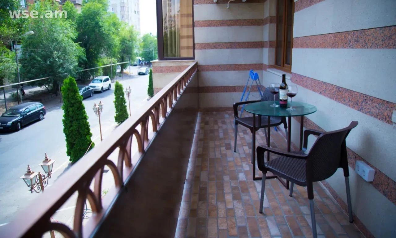 3-комн., 116 м², 2/8 эт., Львовян 14/1