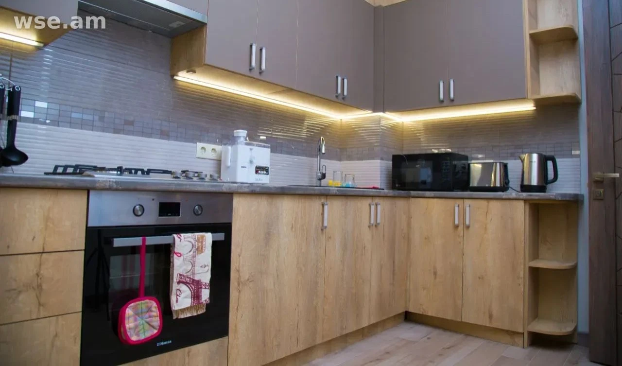 3-комн., 116 м², 2/8 эт., Львовян 14/1
