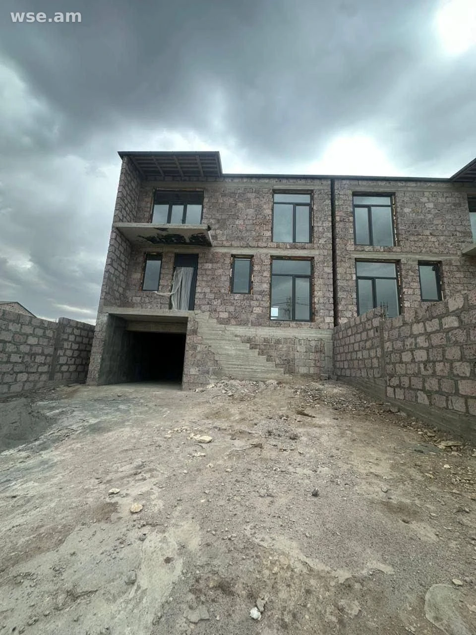 4 սենյականոց, 170 քմ, 2 հարկանի, Եղվարդի խճուղի 111