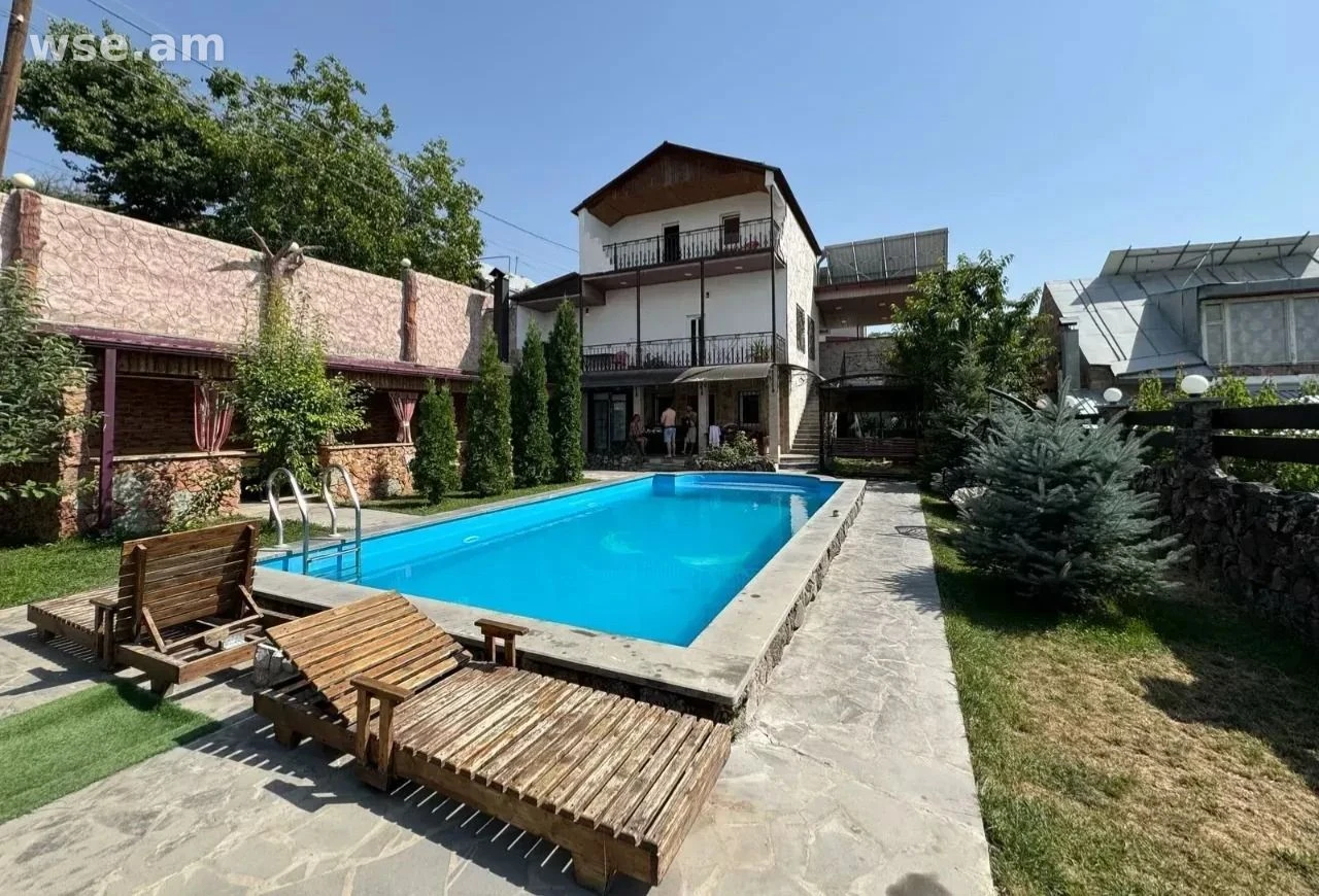 4-комн. дом, 270 м², 3-этажный, улица Ахтанак 16
