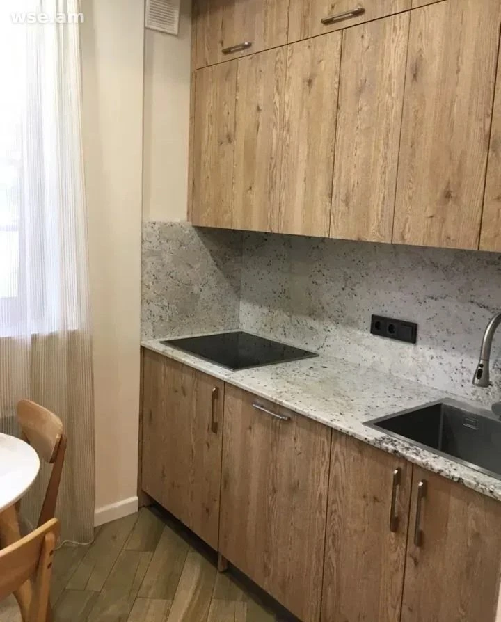 3-սենյականոց, 70 մ², 4/5 հարկ, Գրիբոյեդովի փողոց 2/1