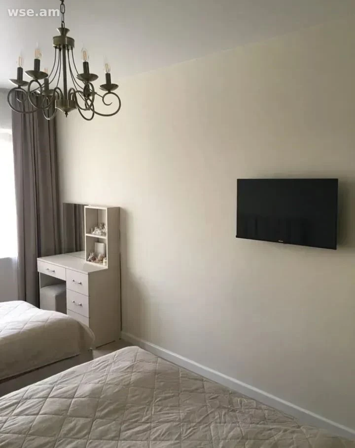 3-սենյականոց, 70 մ², 4/5 հարկ, Գրիբոյեդովի փողոց 2/1