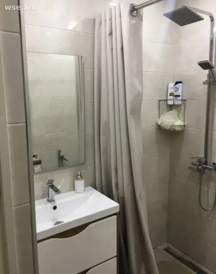 3-սենյականոց, 70 մ², 4/5 հարկ, Գրիբոյեդովի փողոց 2/1