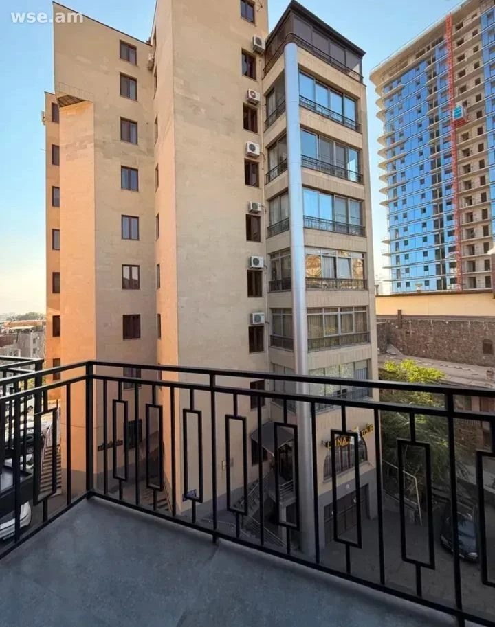 3-սենյականոց, 86 մ², 4/4 հարկ, Հակոբ Պարոնյանի փողոց 15