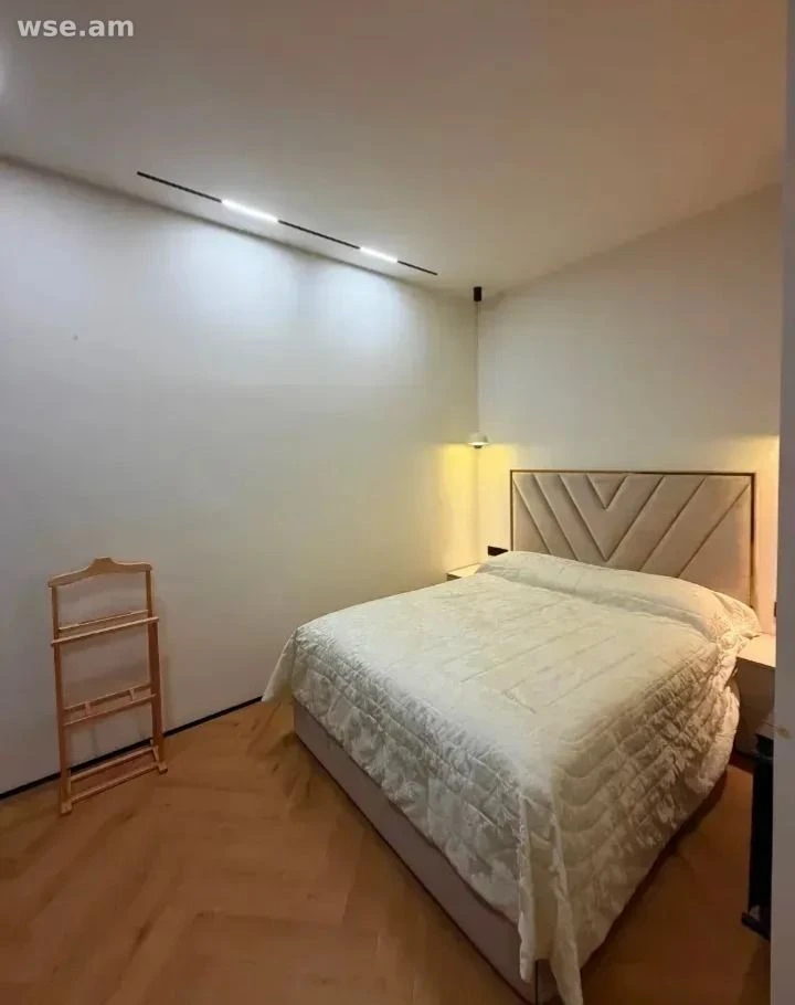 3-սենյականոց, 86 մ², 4/4 հարկ, Հակոբ Պարոնյանի փողոց 15
