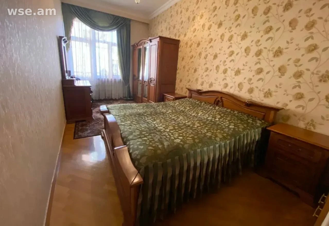 5 սենյականոց, 250 մ², 3/3 հարկ, Նալբանդյան փողոց 49