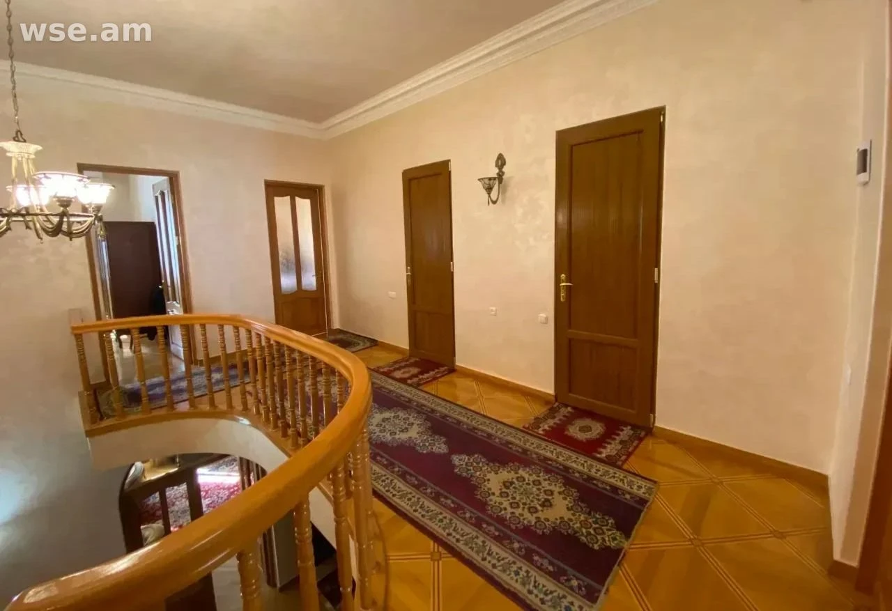5 սենյականոց, 250 մ², 3/3 հարկ, Նալբանդյան փողոց 49