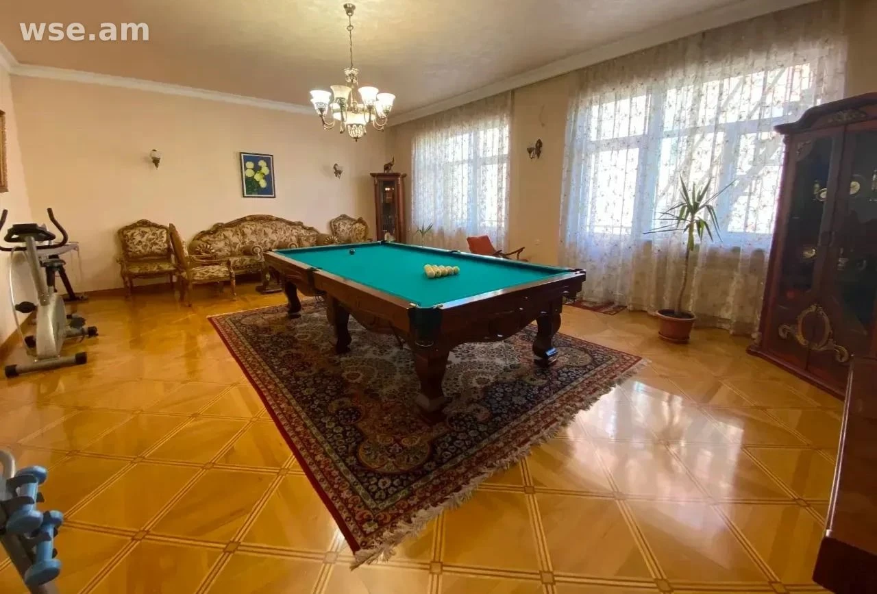 5 սենյականոց, 250 մ², 3/3 հարկ, Նալբանդյան փողոց 49