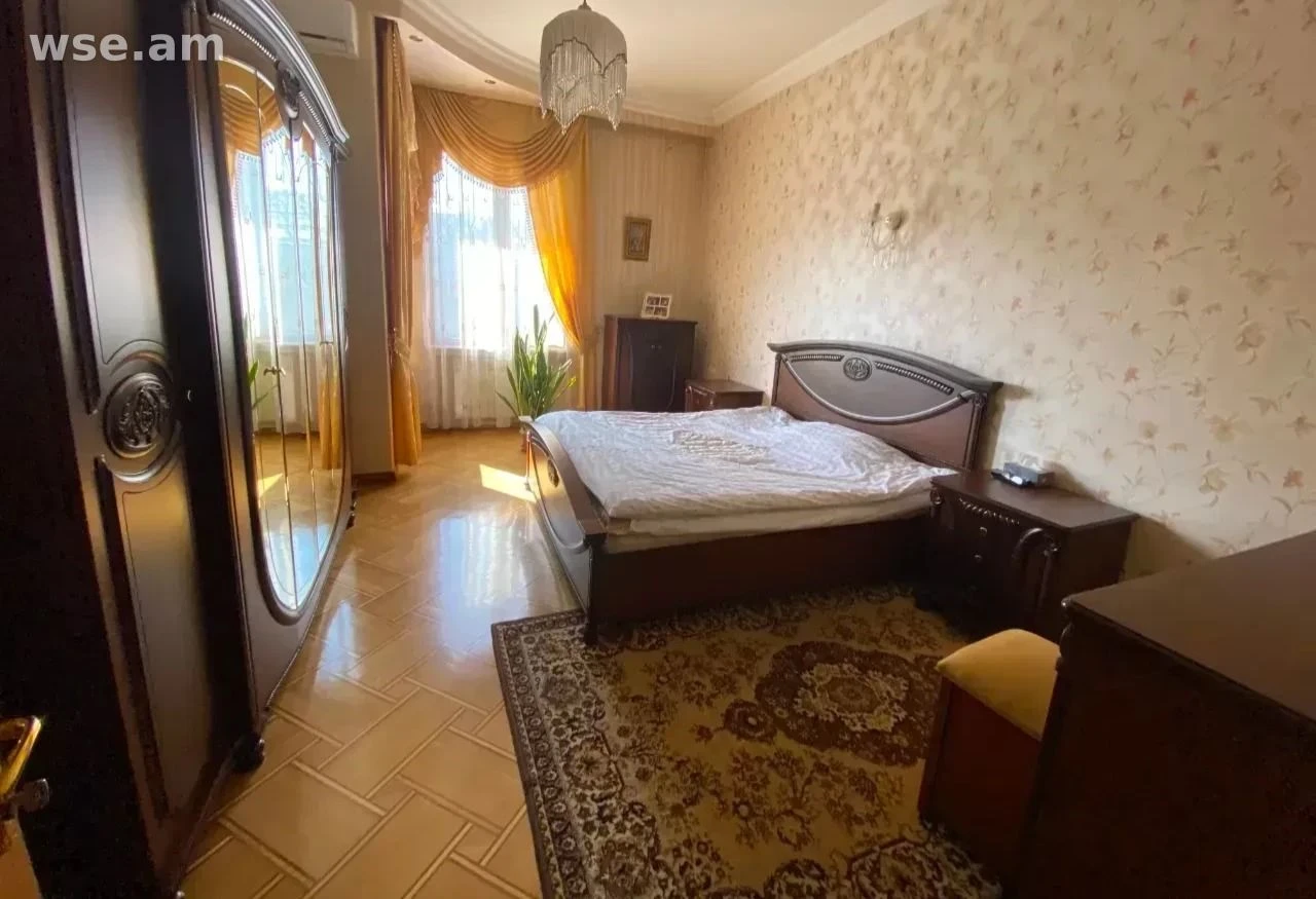 5 սենյականոց, 250 մ², 3/3 հարկ, Նալբանդյան փողոց 49