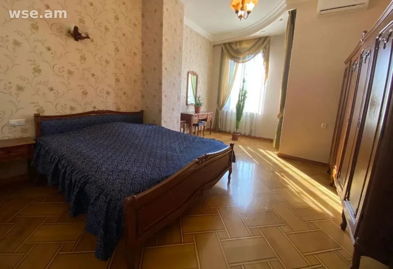 5 սենյականոց, 250 մ², 3/3 հարկ, Նալբանդյան փողոց 49