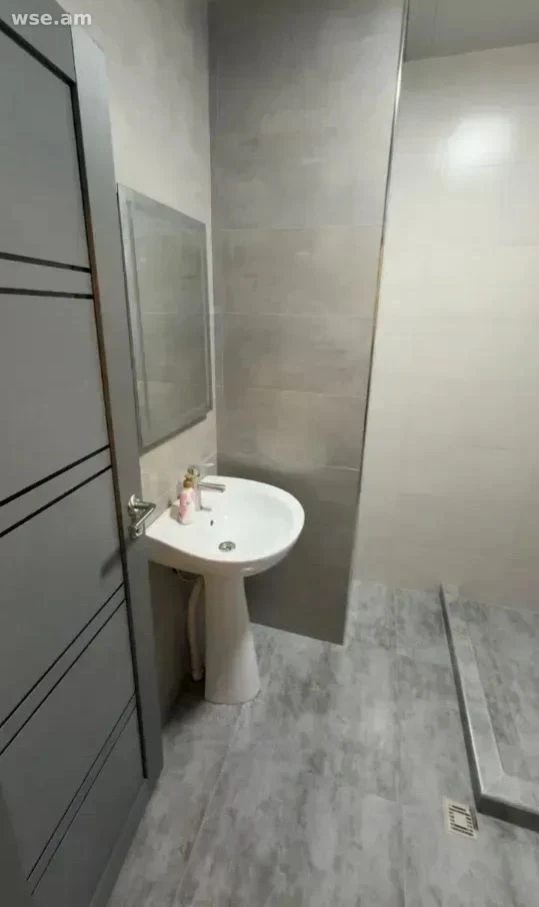 3-комн., 99 м², 2/8 эт., улица Никогаоса Адонца 2/6