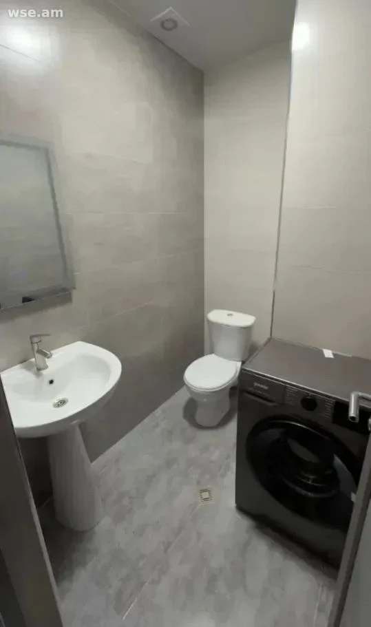 3-комн., 99 м², 2/8 эт., улица Никогаоса Адонца 2/6