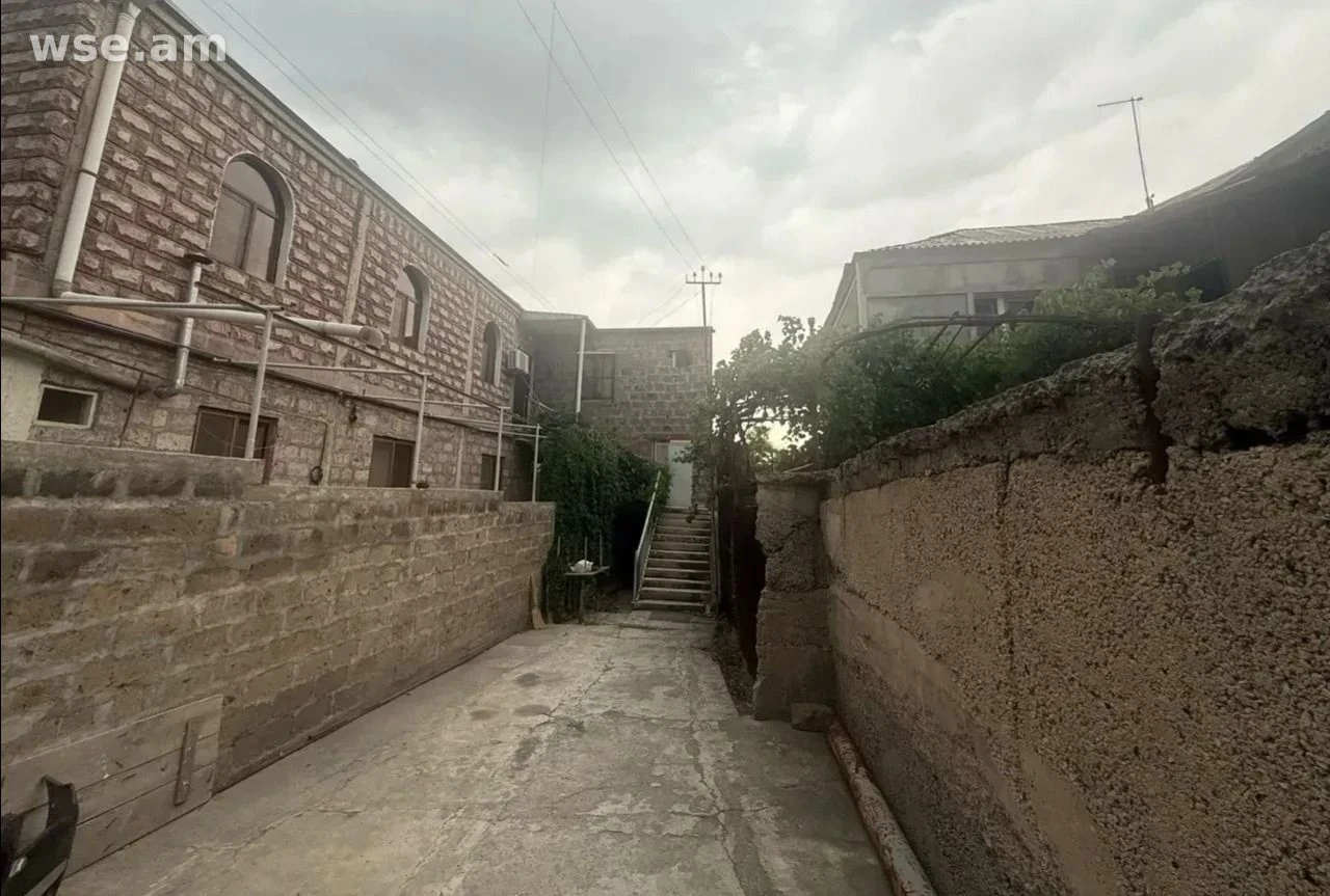6-սենյականոց տուն, 180 մ², 2-հարկանի, Պոպովի փողոց 4