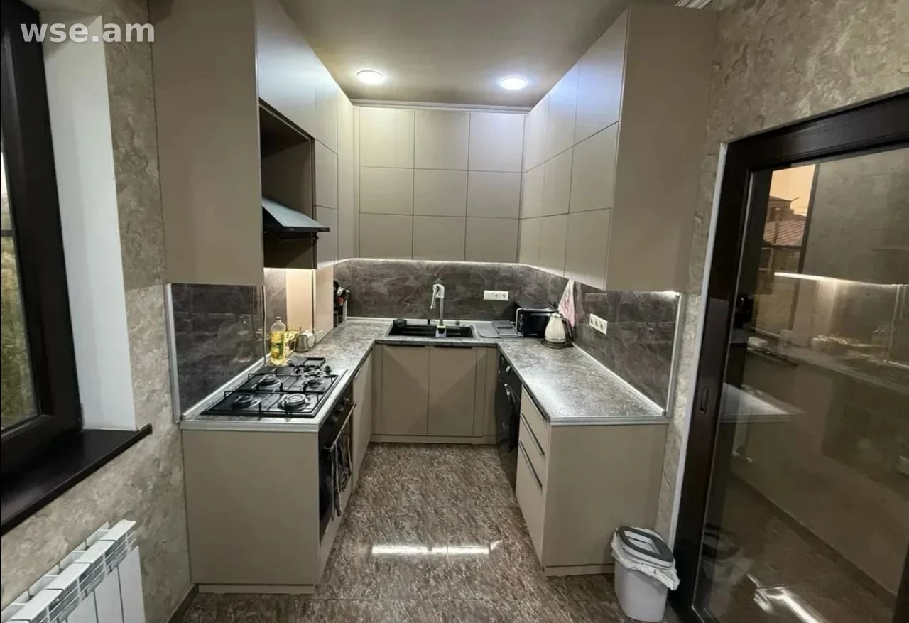 6-սենյականոց տուն, 180 մ², 2-հարկանի, Պոպովի փողոց 4