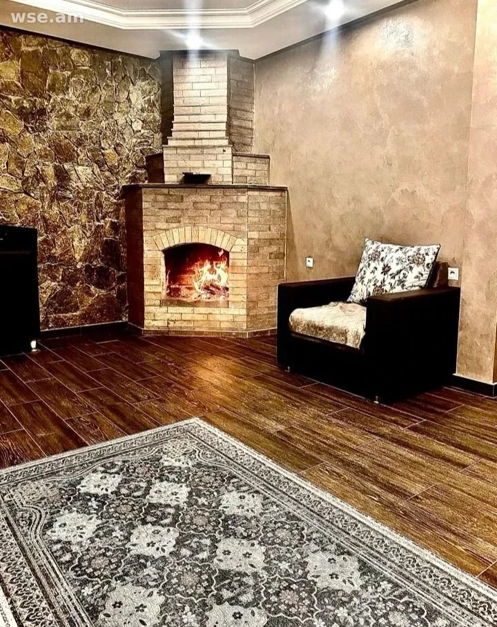 5 սենյականոց առանձնատուն, 250 մ², 3 հարկանի, Միխայիլ Կալինինի փողոց 1/2