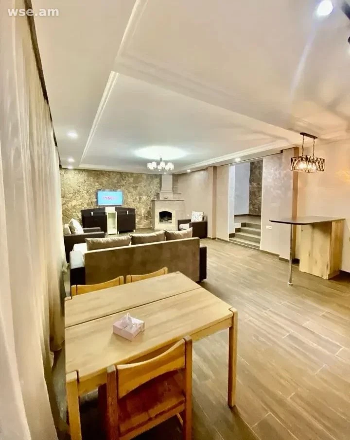 5 սենյականոց առանձնատուն, 250 մ², 3 հարկանի, Միխայիլ Կալինինի փողոց 1/2