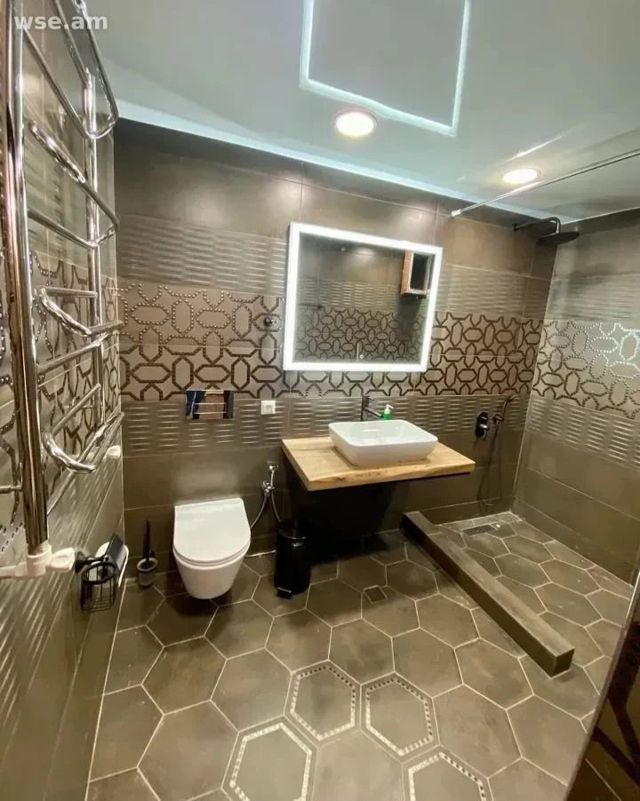 5 սենյականոց առանձնատուն, 250 մ², 3 հարկանի, Միխայիլ Կալինինի փողոց 1/2