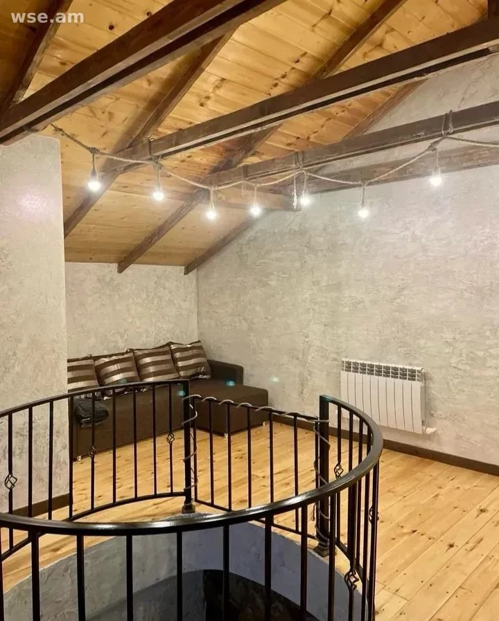 5 սենյականոց առանձնատուն, 250 մ², 3 հարկանի, Միխայիլ Կալինինի փողոց 1/2
