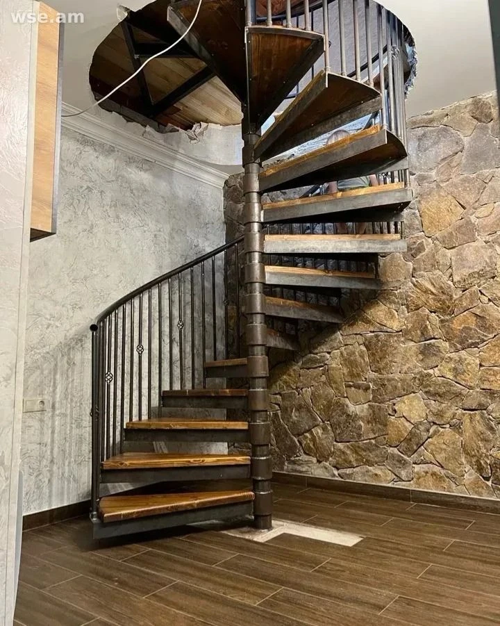 5 սենյականոց առանձնատուն, 250 մ², 3 հարկանի, Միխայիլ Կալինինի փողոց 1/2
