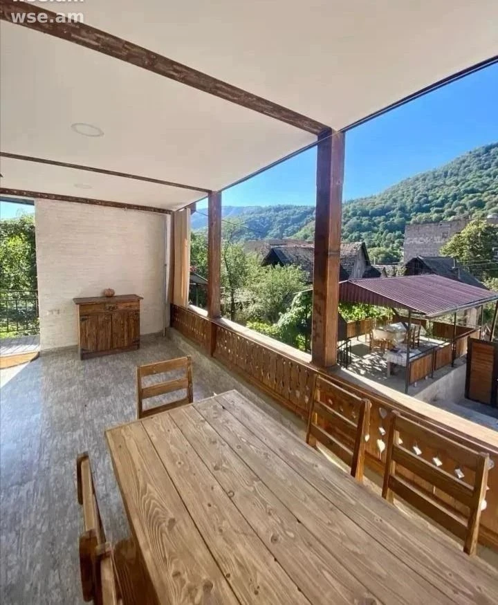5 սենյականոց առանձնատուն, 250 մ², 3 հարկանի, Միխայիլ Կալինինի փողոց 1/2