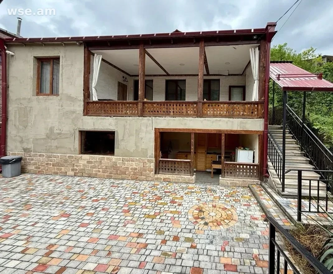 5 սենյականոց առանձնատուն, 250 մ², 3 հարկանի, Միխայիլ Կալինինի փողոց 1/2