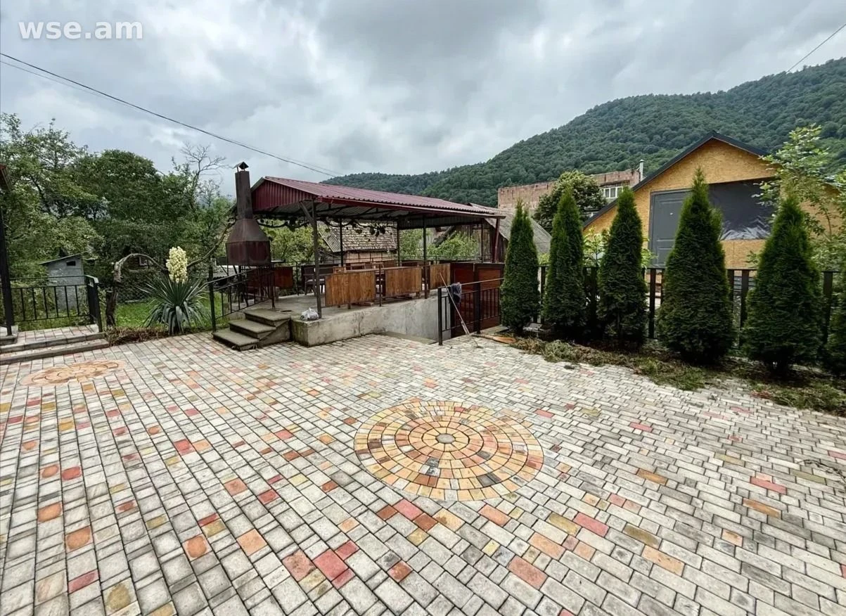 5 սենյականոց առանձնատուն, 250 մ², 3 հարկանի, Միխայիլ Կալինինի փողոց 1/2