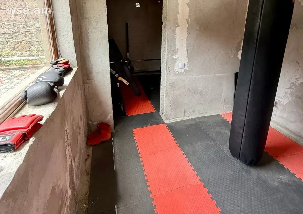5 սենյականոց առանձնատուն, 250 մ², 3 հարկանի, Միխայիլ Կալինինի փողոց 1/2