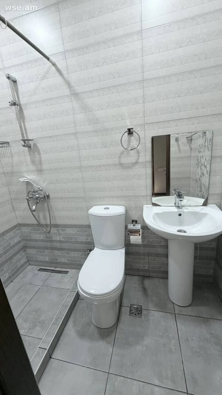 2 - սեն, 400 քմ, 1/1 հարկ, 1-ին փողոցի 2-րդ նրբանցք Դավիթաշեն 13/20