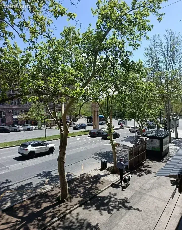 2 սենյականոց, 38 մ², 2/5 հարկ, Ազատության պողոտա 1
