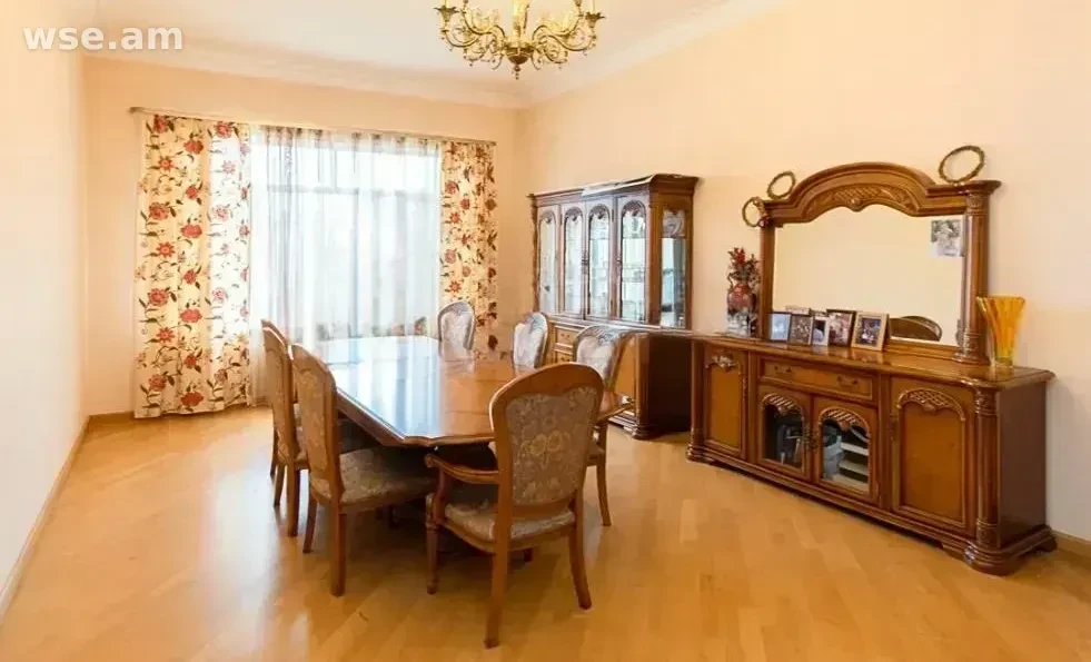 5-սենյականոց, 201 մ², 2/4 հարկ, Զաքիյան փողոց 10