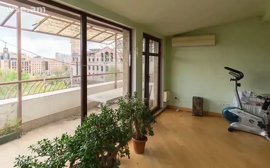 5-սենյականոց, 201 մ², 2/4 հարկ, Զաքիյան փողոց 10
