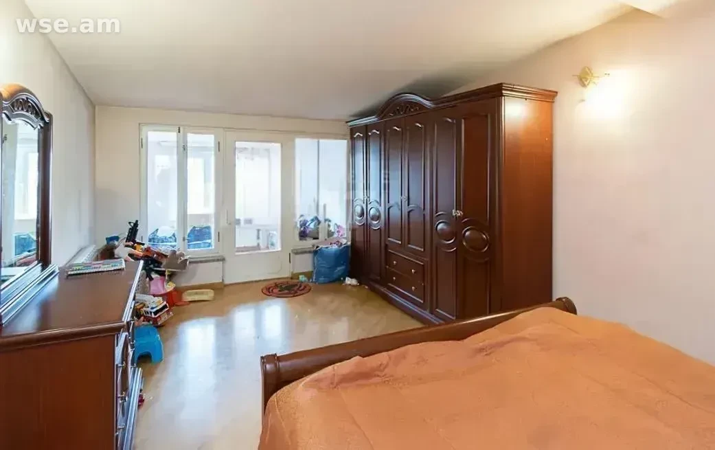 5-սենյականոց, 201 մ², 2/4 հարկ, Զաքիյան փողոց 10