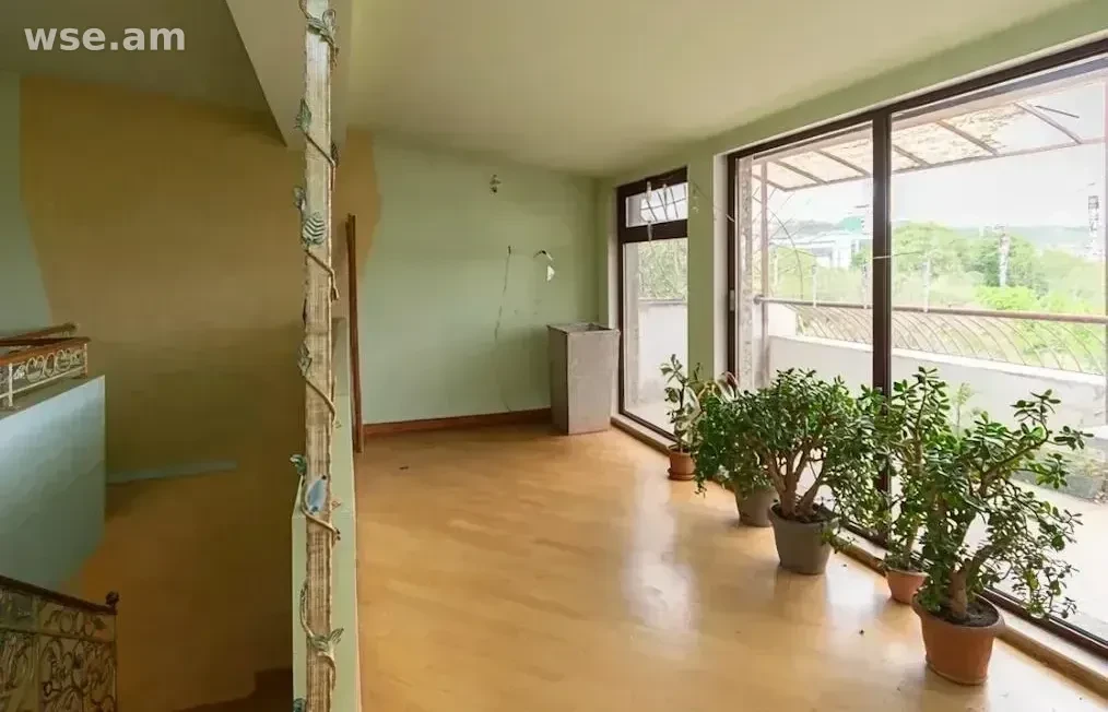 5-սենյականոց, 201 մ², 2/4 հարկ, Զաքիյան փողոց 10