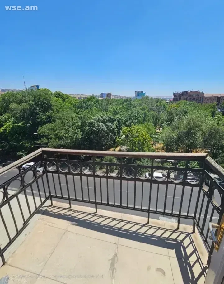 5-սենյականոց, 201 մ², 2/4 հարկ, Զաքիյան փողոց 10