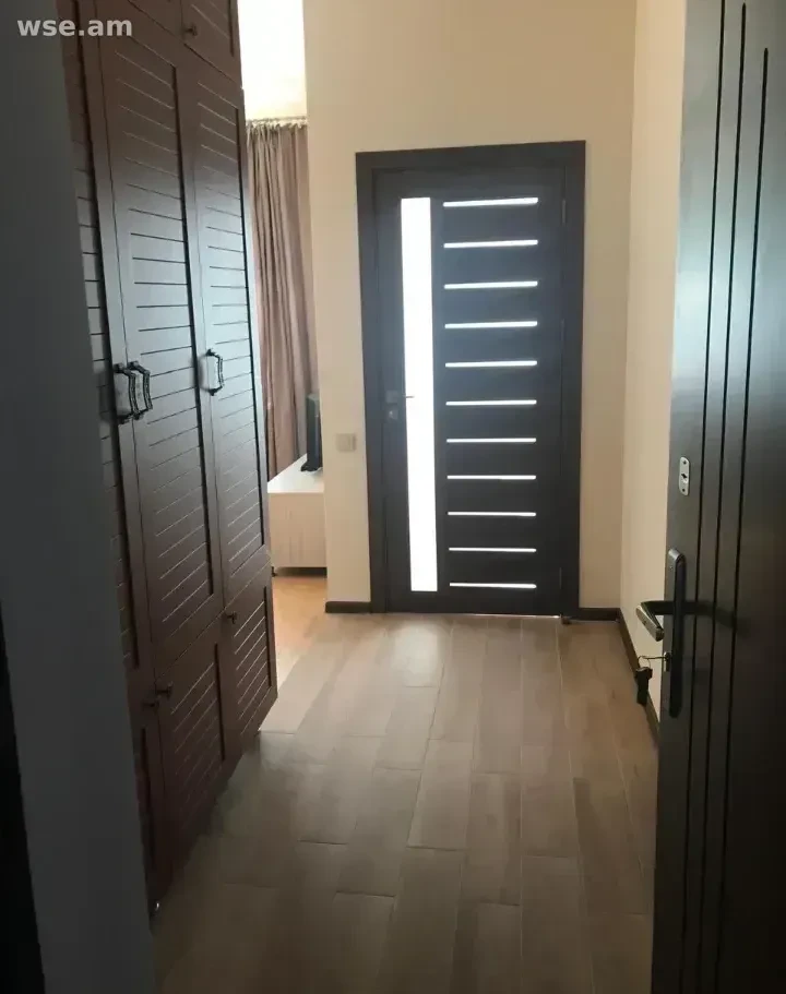 1-комн., 40 м², 3/5 эт., проспект Азатутян 7