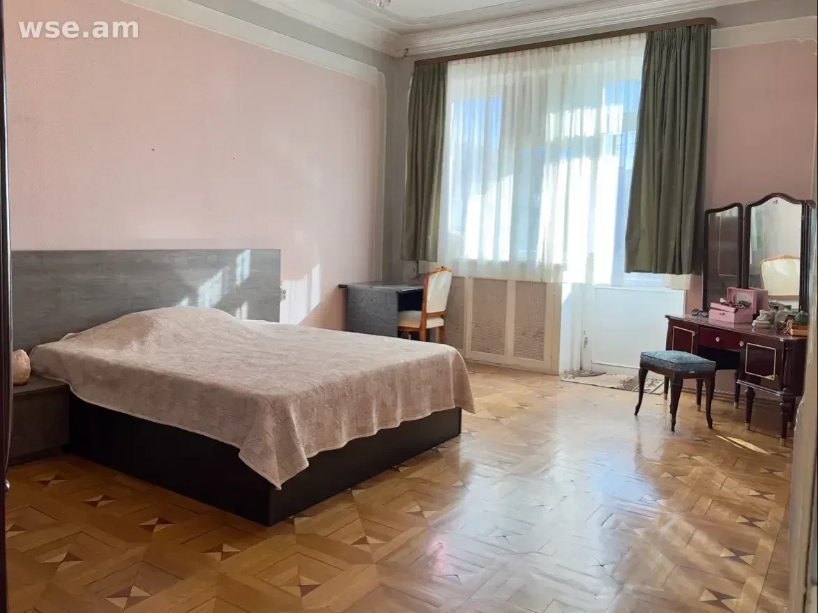 4-սենյականոց տուն, 400 մ², 3-հարկանի, Հրանտ Շահինյան 21/1