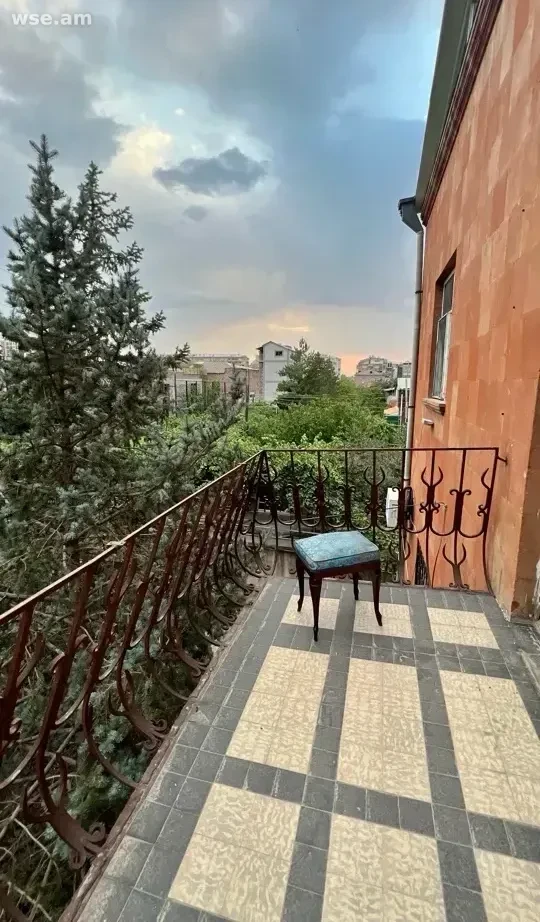 4-սենյականոց տուն, 400 մ², 3-հարկանի, Հրանտ Շահինյան 21/1
