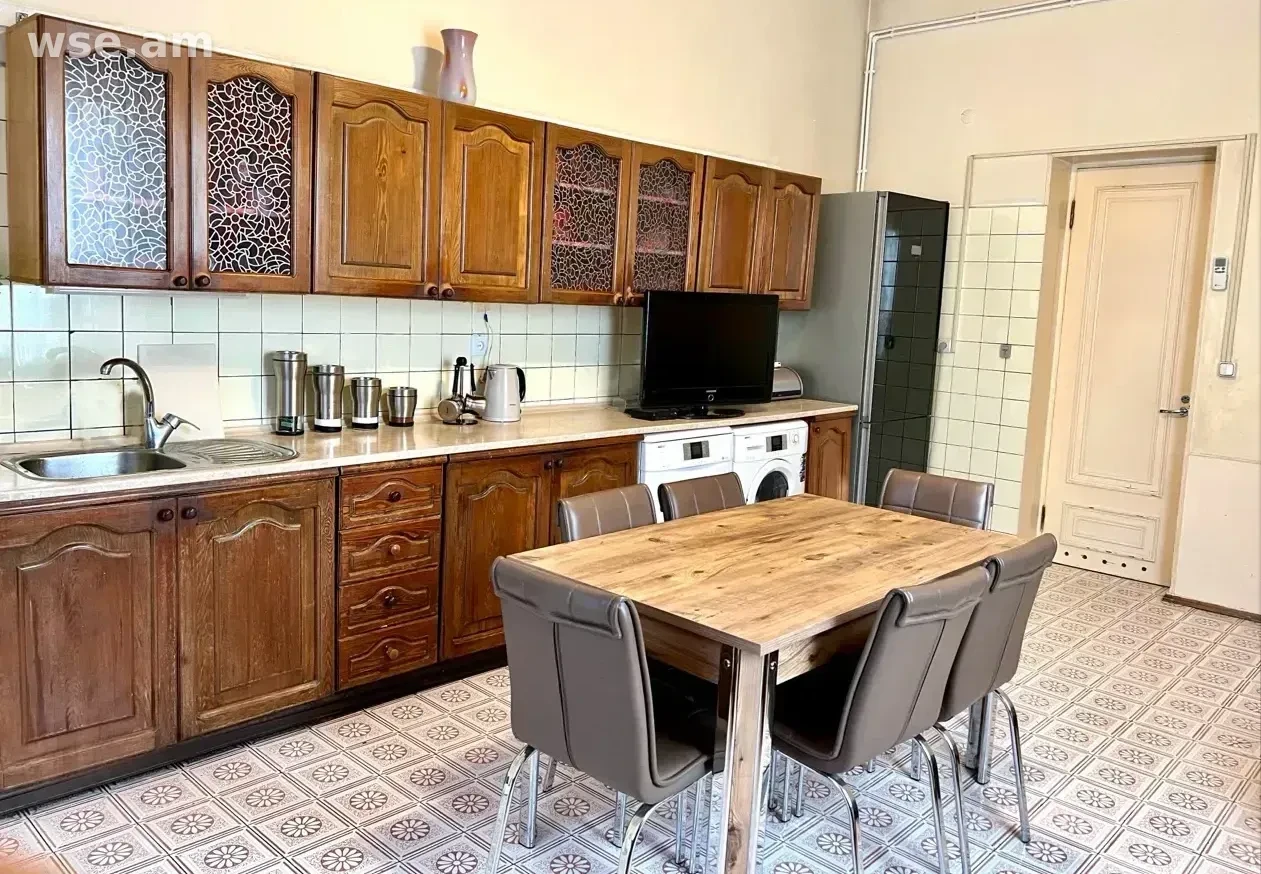 4-սենյականոց տուն, 400 մ², 3-հարկանի, Հրանտ Շահինյան 21/1