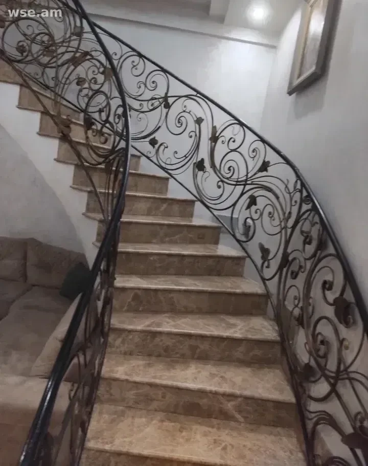 5-սենյականոց, 210 մ², 2/3 հարկ, Նալբանդյան փողոց 98