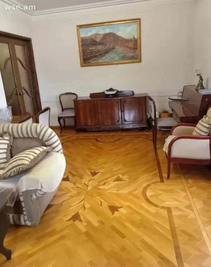 6-սեն. բնակարան, 200մ², Մխիթար Հերացու փողոց 2Ա - 600 000 $