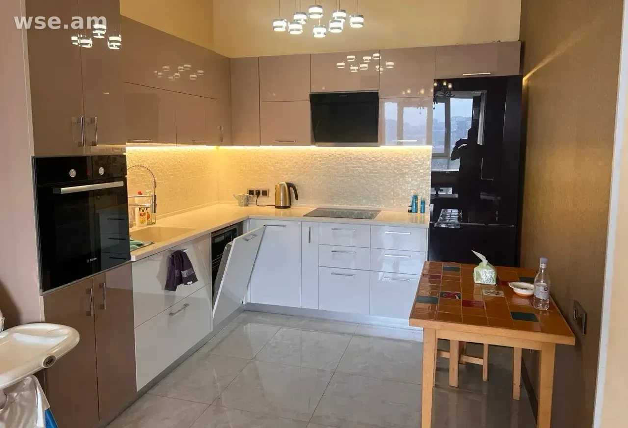3-комн. квартира, 118м², улица Наири Заряна - 600 000 ֏