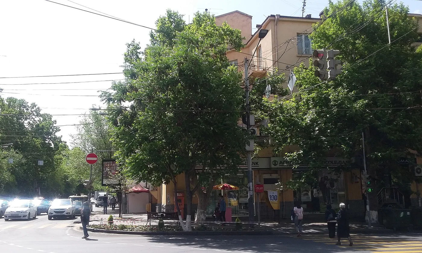 Улица Туманяна в Ереване: между Оперой и Каскадом