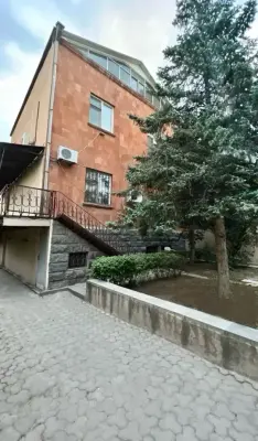 4-սենյականոց տուն, 400 մ², 3-հարկանի, Հրանտ Շահինյան 21/1